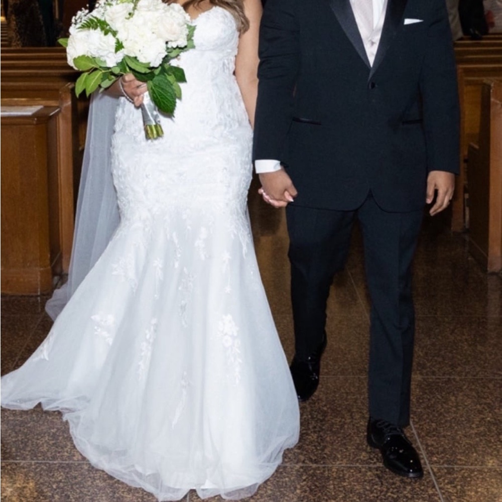 Gorgeous Oleg Cassini wedding gown in size 14